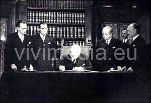 Il Capo dello Stato, Enrico De Nicola, firma la Costituzione italiana. 27 dicembre 1947
