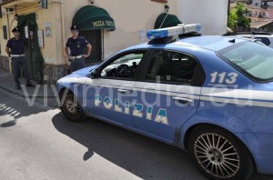 polizia-davanti-alla-pizzeria-piazza-lentini-cava-vivimedia