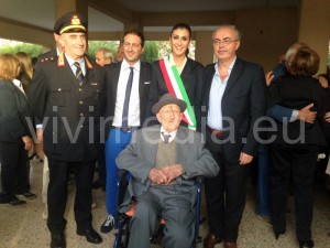 Matteo Landi con il comandante della Polizia Municipale, l'Assessore Antonio D'Auria, il vice sindaco Anna Petta ed il consigliere Giovanni Landi