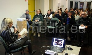 Mena Senatore durante la lettura di un frammento del romanzo