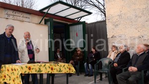 Un momento della manifestazione del 14 marzo organizzata dai cittadini di San Giuseppe al Pozzo. Al tavolo, Pasquale Senatore e Pasquale Scarlino