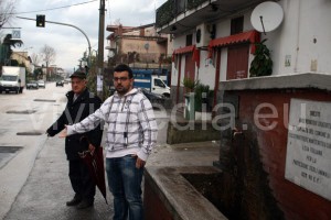 Alfredo e Pasquale Senatore, davanti al fontanone di San Giuseppe al Pozzo, mostrano i rappezzi e il degrado del manto stradale