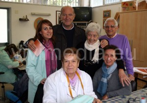 Franco D'Auria, al centro, e Anna Nunziante, seconda in piedi da destra, con alcuni operatori volontari