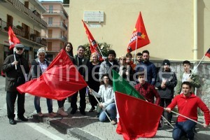 Gruppo e bandiere in posa dopo la posa della corona d'alloro