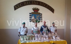 gdf-sequestro-articoli-scolastici-contraffatti-napoli-settembre-2015-vivimedia