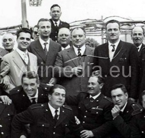 Daniele Caiazza, a destra con Eugenio Abbro, Riccardo Romano e un gruppo di vigili urbani.